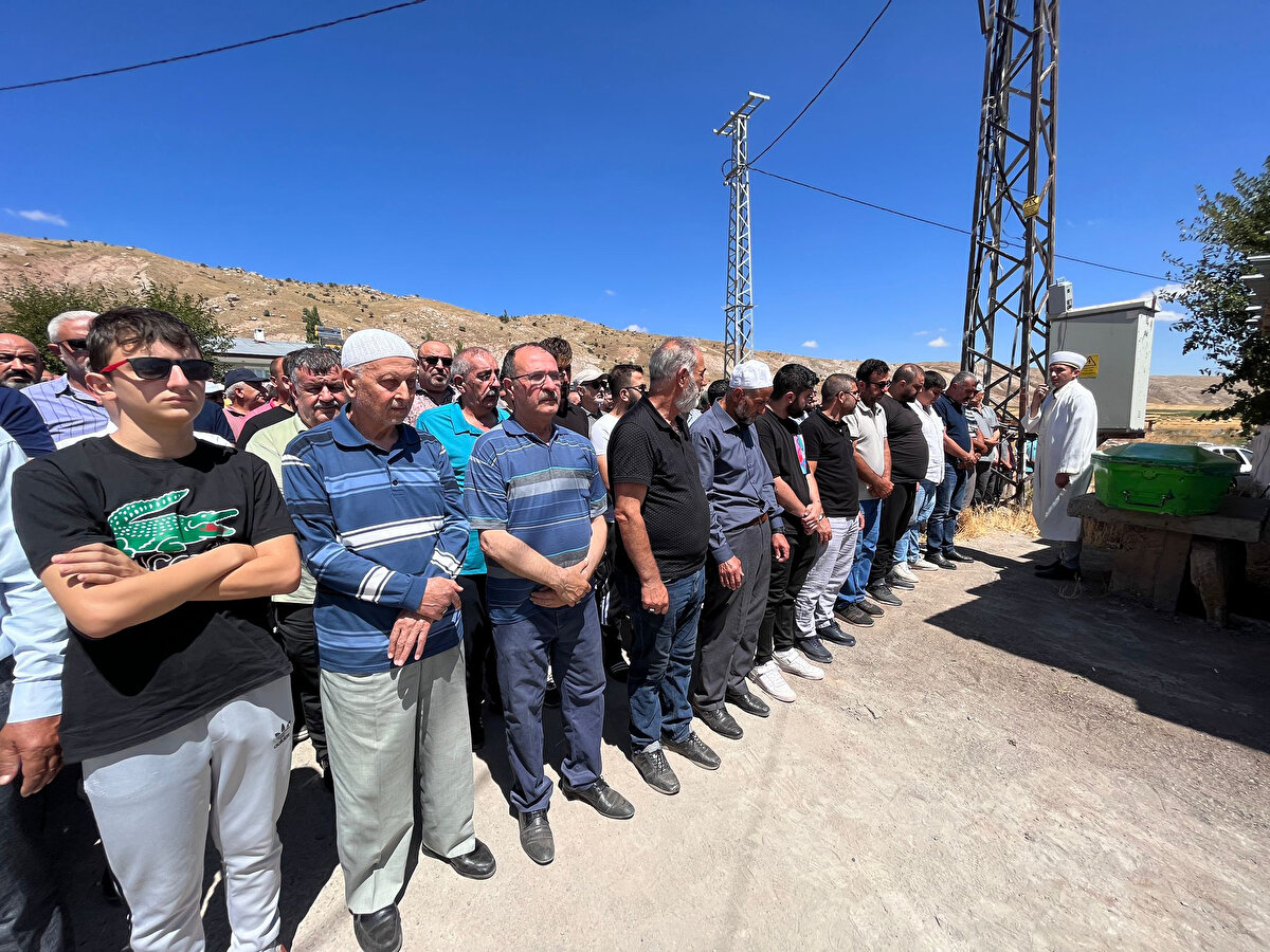 Öte yandan, aynı kazada hayatını kaybeden yolculardan İlker Akdağ da (35), Sivas kent merkezinde Hacı Bektaş Cemevi'ndeki cenaze programının ardından Yukarı Tekke Mezarlığı'nda toprağa verildi.<br><br>