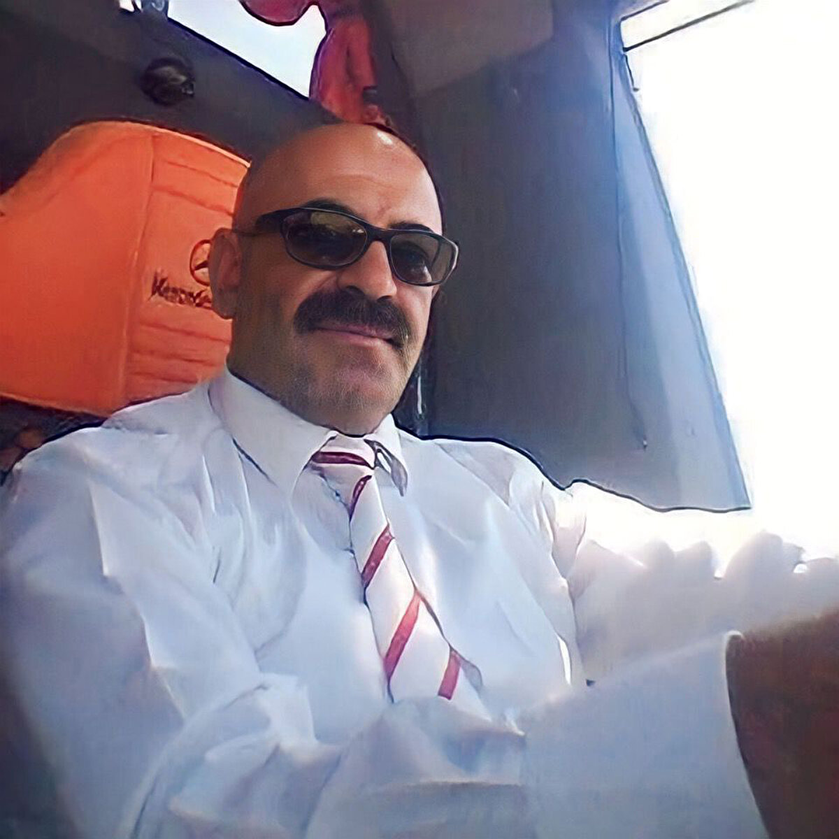 Önceki gece Sivas- Yozgat kara yolunda Adem Tatlısu yönetimindeki yolcu otobüsü, kontrolden çıkıp karşı şeride geçerek 30 metreden şarampole yuvarlandı. Kazada, şoför Adem Tatlısu ile birlikte Hakan Hasgül, eşi Züleyha Hasgül, çocuğu Eymen Kadir Hasgül, İlker Akdağ, Mustafa Altun, Hatice Yıldırım, Serdal İçeloğlu, Feyzullah Dikçal ile eşi Mahmure Dikçal, Raziye Erdoğan ve Caner Kuzgun hayatını kaybederken, 19 kişi ise yaralandı. Hayatını kaybedenlerin cenazeleri otopsi işlemleri sonrası, çeşitli kentlerde toprağa verildi.<br><br>