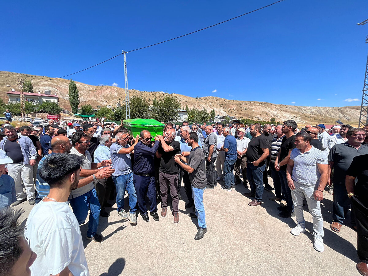 3 çocuk babası olan otobüs şoförü Adem Tatlısu'nun 2005 yılında Sivas Emniyet Müdürlüğü'nden işçi kadrosundan emekli olduğu, o tarihten bu yana da kentteki firmalarda otobüs şoförlüğü yaptığı öğrenildi. Otopsi işlemleri sonrası yakınlarına teslim edilen Adem Tatlısu'nun cenazesi memleketi Sivas'ın Hafik ilçesine bağlı Çukurbelen köyüne getirdi. Burada öğle namazının ardından kılınan ve yakınları ile köylülerin katıldığı cenaze namazı sonrası Tatlısu son yolculuğuna uğurlandı.<br><br>