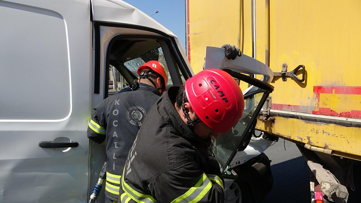 Kaza yapan araçların yoldan kaldırılması ve temizlik çalışmalarının ardından, yol 1 saat sonra tekrar trafiğe açıldı.<br>