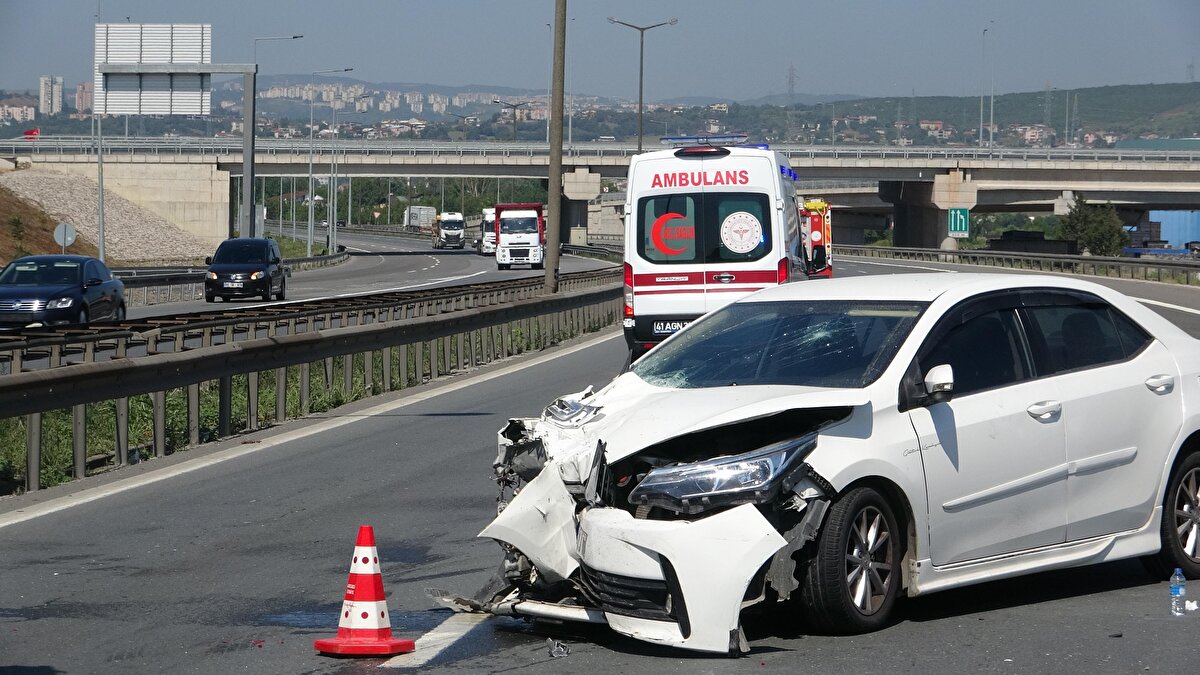 Kazalar nedeniyle TEM Otoyolu İstanbul istikametinde 2 şerit trafiğe kapatıldı.