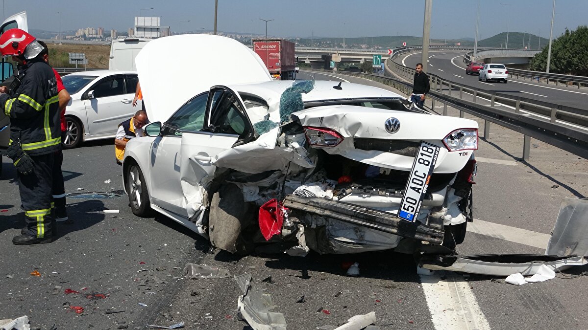 İtfaiye ekipleri 50 ADC 818 plakalı otomobilde sıkışan sürücü H.T. ve eşi K.T.'yi bulunduğu yerden çıkarırken, acil sağlık ekipleri diğer otomobilin sürücüsü G.K.'ye ilk müdahalede bulundu.<br>