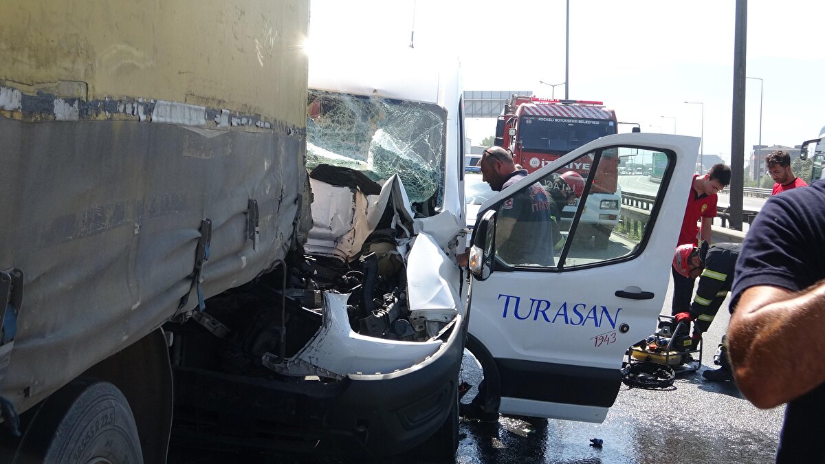 İhbar üzerine kaza yerine polis, itfaiye ve sağlık ekipleri sevk edildi. 