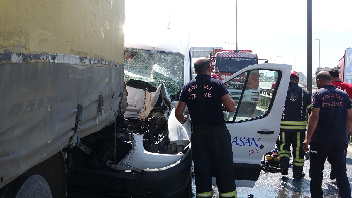 Bu arada, kaza sonrası trafiğin aniden yavaşlaması sonucu, yaklaşık 100 metre geride duramayan R.Y. yönetimindeki  50 ABF 878 plakalı minibüs, önündeki R.K. idaresindeki 41 RA 610 plakalı TIR'a çarptı. Bu kazada da minibüste sıkışan R.Y. yaralandı. 