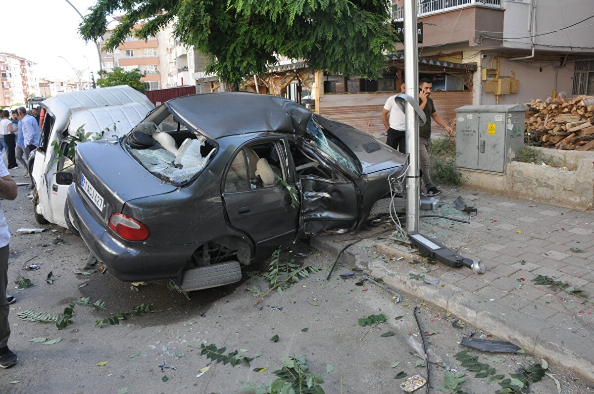 Yaralılar 112 Acil Sağlık ekiplerince Yerköy Devlet Hastanesi'ne kaldırıldı.<br><br>