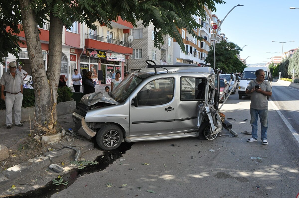 Kazada kamyon ve 8 araçta hasar oluştu.