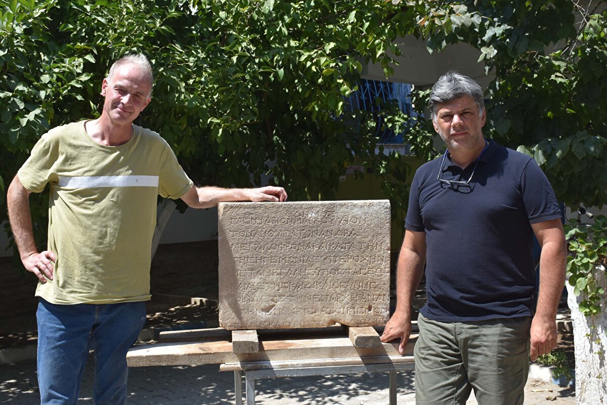 Çok sayıda anıtsal yapının gün yüzüne çıkarıldığı kazılarda, 2 bin yıllık yazıt bulundu. Mermer blok üzerine eski Yunan harfleriyle yazılan metin, Metropolis Araştırmaları Heyet Üyesi ve Almanya Erlangen Üniversitesi uzmanlarından Prof. Dr. Boris Dreyer tarafından çözümlendi.