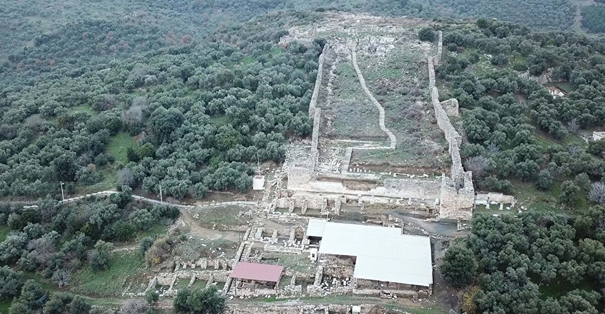 Yazıtı bulduğumuz yer, antik kentin meclis binası. Metropolis için faydalı işler yapıp, bölgedeki huzursuzlukları bertaraf eden bir yöneticinin onurlandırılması için hazırlanmış. Meclis binasının bir parçası aslında. Binadaki mimari bloklardan biri, 2 bin yıl öncesinin yazılı belgesini oluşturuyor" dedi.