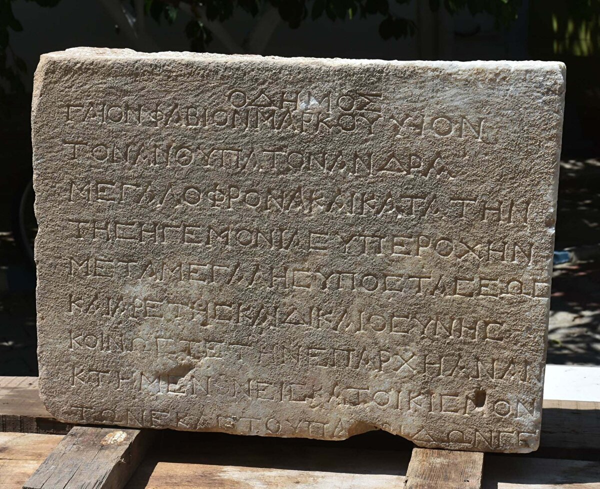 Metinde; 2 bin yıl önceki Küçük Menderes Ovası'ndaki siyasi ortam ile Roma'nın Asya valisi olarak görev yapmış Gaius Fabius'ün yöneticiliği anlatılıyor.