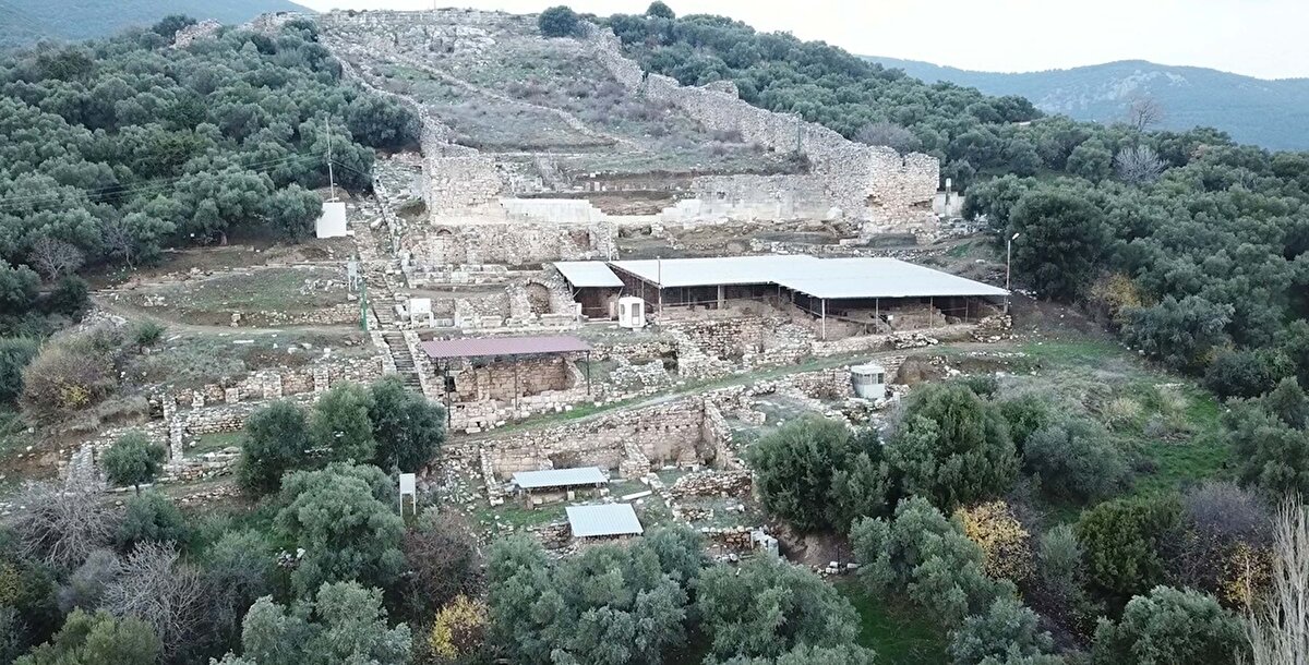 'BÖLGE İÇİN ÇOK ÖNEMLİ BİR KARAKTER'<br>Prof. Dr. Boris Dreyer ise yazıta ilişkin, "Metropolis meclisinde halkın, M.Ö. 55 yıllarında Roma'nın Asya valisi olarak görev yapmış Gaius Fabius'ü onurlandırdığı bir eser. O dönemde gerçekleşen birtakım huzursuzlukların bastırılmasından, giderilmesinde bölge için çok önemli bir karakter. Mecliste onun onurlandırılmasına yönelik bir karar alınıyor. Buradaki yazıtta onun belgesini oluşturuyor" diye konuştu.<br>YAZITIN ÇEVİRİSİ<br>Yazıtın çevirisi ise şöyle:<br>"Gaius Fabius, bölgede görev yapan yöneticilerden biri olarak burada karışıklıklara neden olan Mithridates VI'nın sebep olduğu huzursuzluk ortamının silinmesi için çaba sarf etmiş ve bölgeyi düzene sokmak için çalışmıştır. Bundan ötürü de Metropolis Meclisi'nde alınan bir karar ile halk kendisinin onurlandırılmasını kararlaştırarak adını ölümsüzleştirmek için bu yazıtı hazırlatmışlardır."