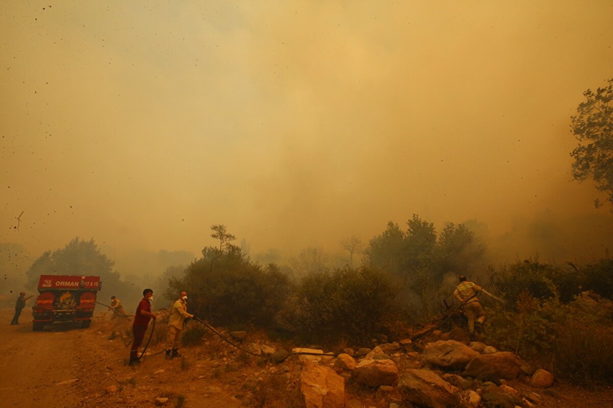 Durumun bildirilmesinin ardından Çanakkale Orman Bölge Müdürlüğünce bölgeye çok sayıda ekip sevk edildi. Olay yerine jandarma ekipleri de geldi.<br><br>