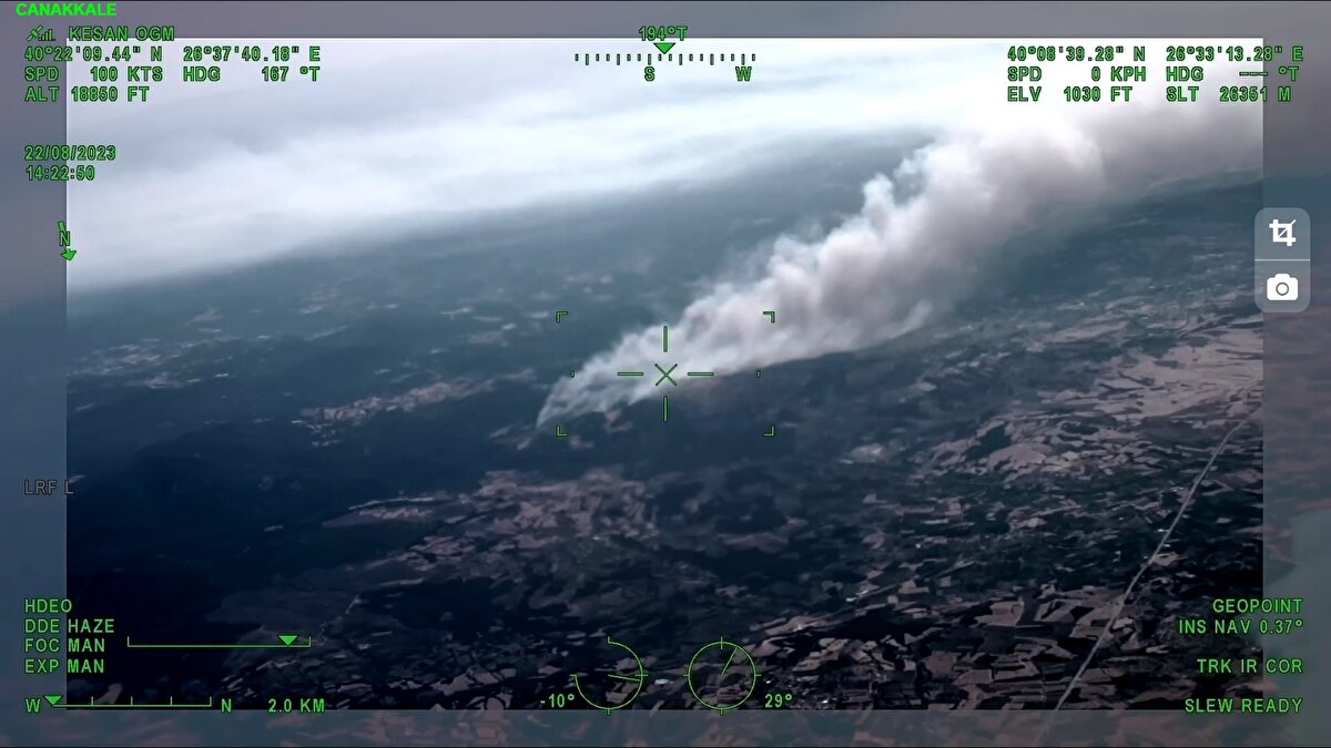 Ekipler, rüzgarın da etkisiyle büyüyen alevleri kontrol altına almak için havadan ve karadan çalışma başlattı.<br><br>Bazı hayvanların yangından etkilendiği bölgede, Kayadere köyünden vatandaşların tahliyesi için jandarma ekipleri gözetiminde çalışma yürütülüyor. Büyükbaş ve küçükbaş hayvanlar, güvenli alanlara alınıyor.<br><br>Ekipler, rüzgarın da etkisiyle büyüyen alevleri kontrol altına almak için havadan ve karadan çalışmalarını sürdürüyor.