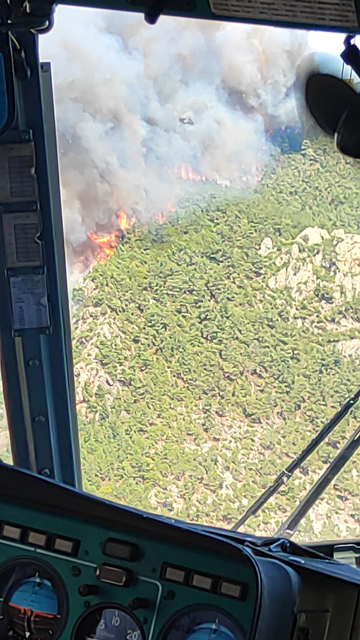 Bu nedenle önlem aldıklarını aktaran Aktaş, "Çanakkale merkezde Kayadere köyümüze yakın yangın mahallindeki köylerimizdeki vatandaşlarımızın da teyakkuzda ve dikkatli olmaları önem arz etmekte. Can ve mal güvenliği, trafik güvenliği açısından Çan-Çanakkale yolunu geçici olarak trafiğe kapatmış bulunuyoruz. Yolu kullanacak vatandaşlarımızın alternatif güzergahları kullanmaları önem arz etmekte." diye konuştu.<br><br>