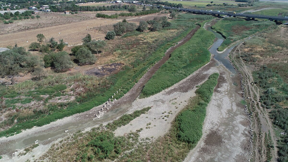 İSKİ ortalama baraj doluluk oranının yüzde 31,87 olduğu İstanbul'da, diğer barajların su seviyeleri ise şöyle: <br>Ömerli Barajı yüzde 66, Darlık Barajı yüzde 47, Elmalı Barajı yüzde 23, Terkos Barajı yüzde 18, Alibey Barajı yüzde 15, Büyükçekmece yüzde 12, Sazlıdere Barajı yüzde 16. <br><br>