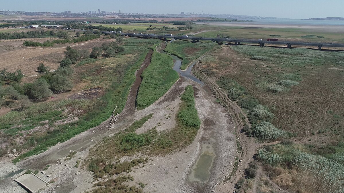 TARİHİ HATTIN UZANTISI DA BAKIMSIZLIKLA MÜCADELE EDİYOR <br><br>Çatalca Kültür ve Turizm Derneği Başkanı Ahmet Rasim Yücel, Karadeniz kıyısına uzanan ve bir kısmı Büyükçekmece'de gün yüzüne çıkan tarihi hatla ilgili, "Çakmak Hattı önemli hatlardan biri. Türkiye'nin savunması için yapılmış ve İkinci Dünya Savaşı öncesi Maraşal Fevzi Çakmak tarafından Fransa'nın Majino Hattı'ndan esinlenerek yapılan bir hat. Büyükçekmece ilçesinden başlıyor ve Karadeniz'e kadar yaklaşık 50 kilometrelik uzunlukta bir hat. Bu hat şu anda atıl durumda. Birçok yerde ahır olarak, samanlık olarak, hayvanların barınağı olarak kullanılıyor. Maalesef sahip çıkılmıyor, tarihi bir eser" ifadelerini kullandı. <br><br>