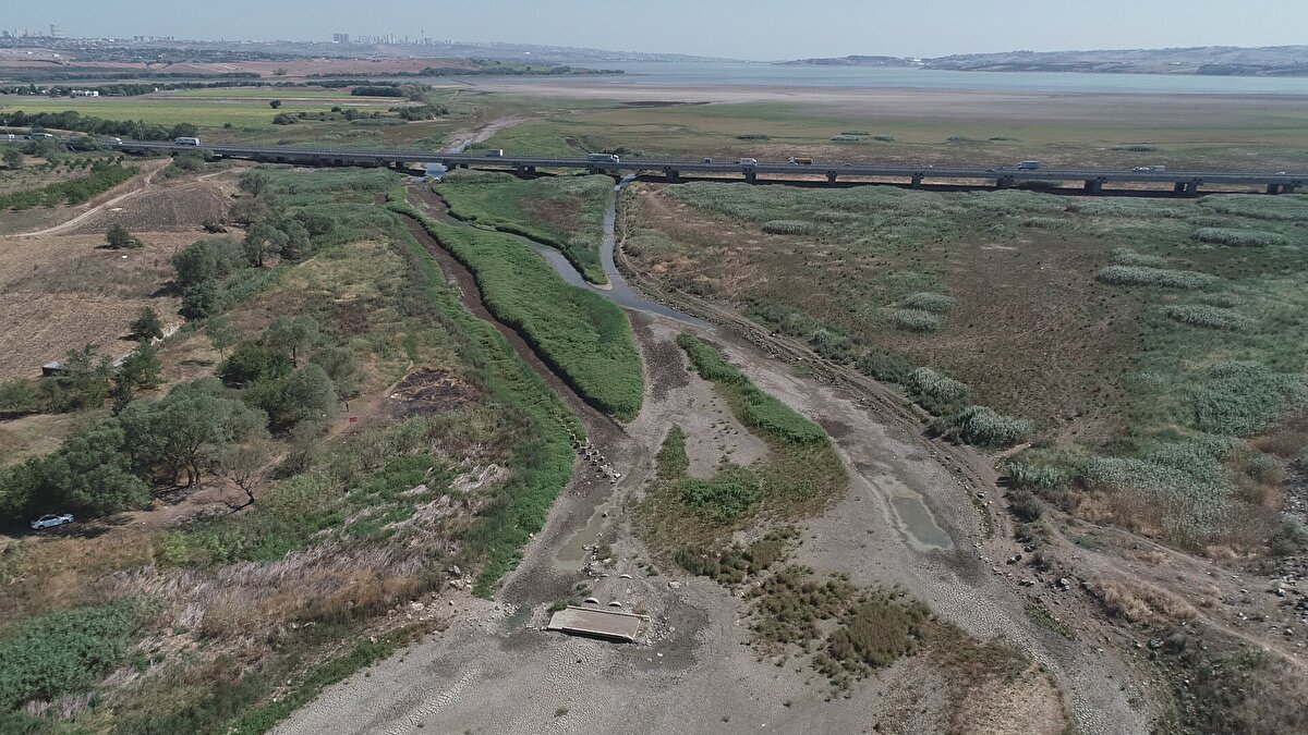 TERKOS GÖLÜ'NDE ROMA HATTI DA GÜN YÜZÜNE ÇIKMIŞTI <br>Suların çekilmesiyle Terkos Gölü'nde Roma Hattı'nın da gün yüzüne çıktığını hatırlatan Yücel, "Bu tarihi eserin ortaya çıkması yağışların azalmasıyla, özellikle Büyükçekmece Barajı'nda suların azalmasıyla ortaya çıkan bu hattın uzantısı bunlar. Yazlıkköy'de İstanbul'u besleyen önemli kaynak olan Terkos Gölü'nde sular çekilince orada da eski Roma Hattı'nın yolu ortaya çıkmaktadır. Dolayısıyla suların çekilmesi kötü bir şey ama eserlerin ortaya çıkması da iyi bir şey diye düşünüyorum. Buraların sahipsiz bırakıldığını görüyoruz. Keşke tamamına sahip çıkılsa, temizlense ve en azından bazıları restore edilse turizme önemli katkılar sunacağına eminim" dedi.