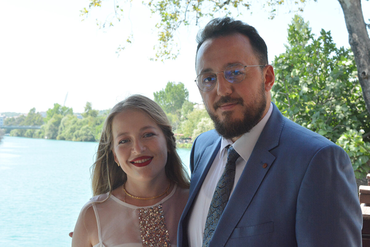 Ailem de şaşırmıştı. Sonradan onlar da 'Senin kararın' diyerek kabul ettiler. Önemli olan insanların anlaşabilmesi. Eşim şu anda tam olarak Türkçe konuşamasa da öğreniyor. Rusça, İngilizce ve Türkçe anlaşıyoruz" dedi. Eşinin Müslüman olduktan sonra Hürrem Sultan ismini almak istediğini belirten Okan Özmut, "Kanuni Sultan Süleyman, Hürrem Sultan, geçmiş hayat olduğu için insanların hoşuna gidiyor" diye konuştu.<br>