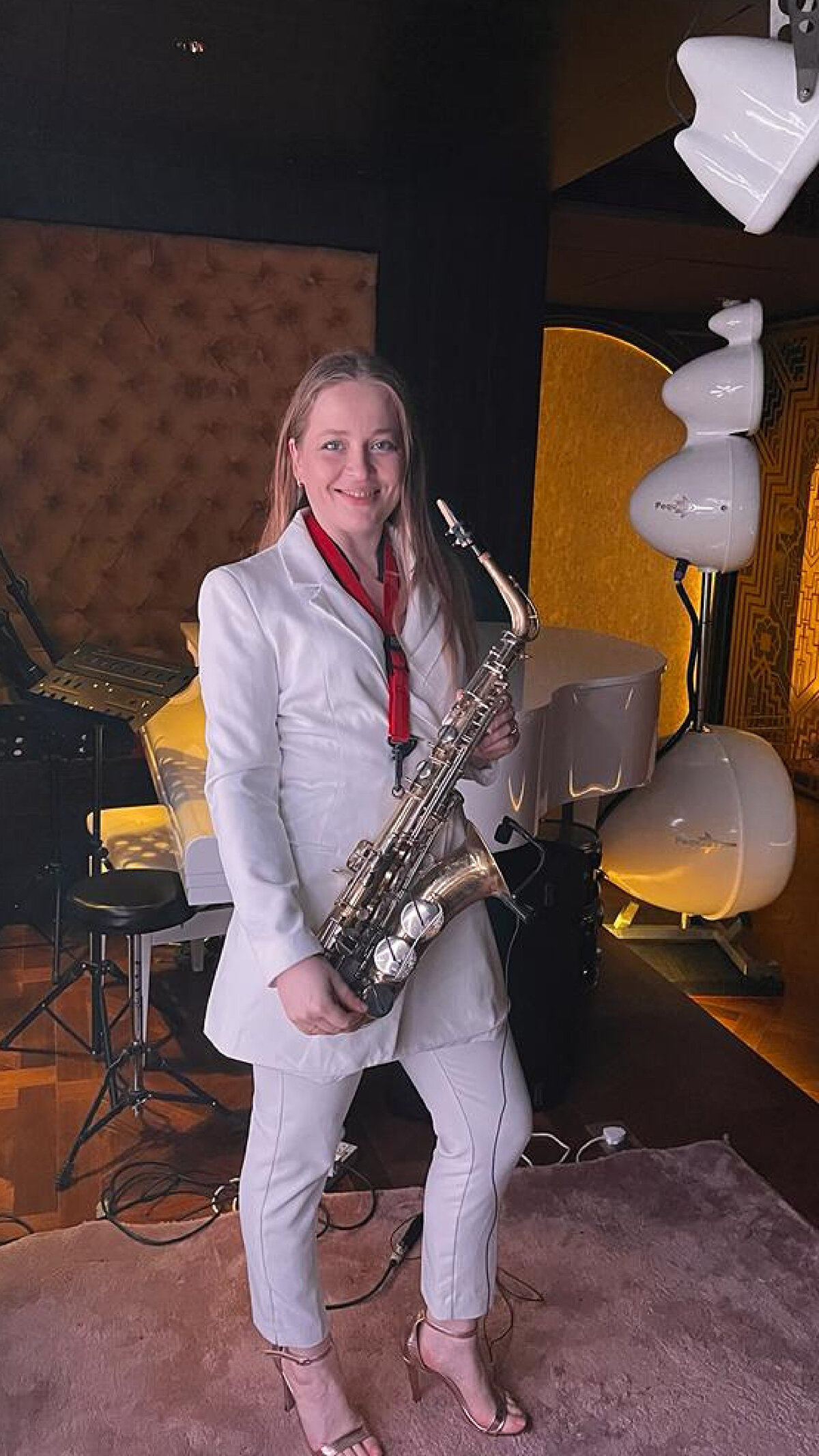 Hürrem Sultan'ın dünyada tanınan lider vasıflı kadın olduğunu söyleyen Özmut, 'Muhteşem Yüzyıl' dizisi ile Hürrem Sultan'a yeniden hayran kaldığını anlattı. Türkiye'yi ve Türk kültürünü çok zengin bulduğunu belirten Vikaetta Hürrem Sultan Liepikvilt Özmut,<br>"Türkiye, Allah'ın özenle yarattığı bir ülke. Renkli doğası ve kültürü açısından inanılmaz ve zengin, inanılmaz dağlar ve deniz. İnsanlara ve tavırlarına şaşırdım. Türkiye'de insanlar çok duyarlı ve misafirperver. Türkiye'de aile her şeyin üstünde. Bazen bunu biraz ürkütücü bile buluyorum, çünkü Ukrayna'da aile sadece kağıt üzerinde. Bir yıldır çeşitli yerlere seyahat ediyorum ve Yunan ile Türk mimarisinin sentezi beni her zaman şaşırttı" ifadelerini kullandı.<br>'TÜRKİYE'DE MÜZİSYENLERLE ÇALIŞMAK İSTİYORUM'<br>Avukat olduğunu, profesyonel müzisyenlik yaptığını da belirten Özmut, şöyle konuştu:<br>"Profesyonel saksafoncuyum. Belki mesleğim bir hobidir. Çalışıyorum, eğleniyorum ve bunun için para alıyorum. Ukrayna'da bir orkestrada ve televizyonda çalıştım. 2 yıldır dünyayı dolaşıyorum. Hindistan, Kıbrıs, Türkiye, Bangladeş, Nepal'i gezdim. Türkiye'de müzisyen gruplarıyla çalıştım. İstanbul'da da profesyonel müzisyenlerle çalışmayı umuyorum."<br><br>Vikaetta Hürrem Sultan Liepikvilt Özmut, Hürrem Sultan'ın yaptığı gibi Türklerin kalbinde taht kurmak istediğini de söyledi. 