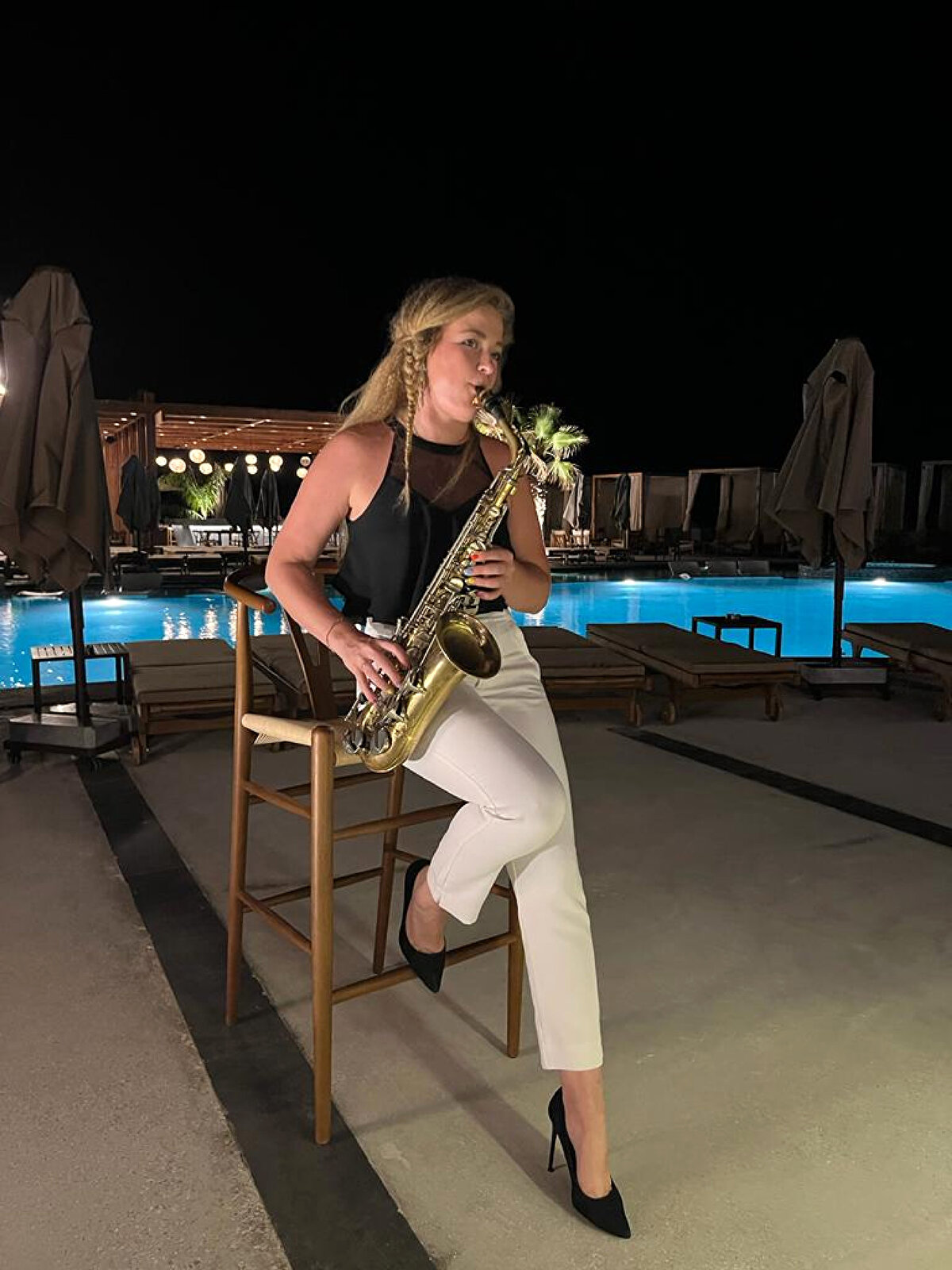 Vikaetta Liepikvilt, Müslüman olduktan sonra kendisi gibi Ukraynalı Hürrem Sultan'dan esinlenerek, 'Hürrem Sultan' adını aldı. İstanbul'da havalimanında çalışan Okan Özmut, 14 ay önce KKTC tatilinde eşiyle tanıştığını anlattı. Birlikte İstanbul'a gittiklerini, sonrasında evlenme kararı alıp, Gaziantep'te nikah yaptıklarını söyleyen Özmut, "Tabii çevrede bazı insanlar şaşırdı. 