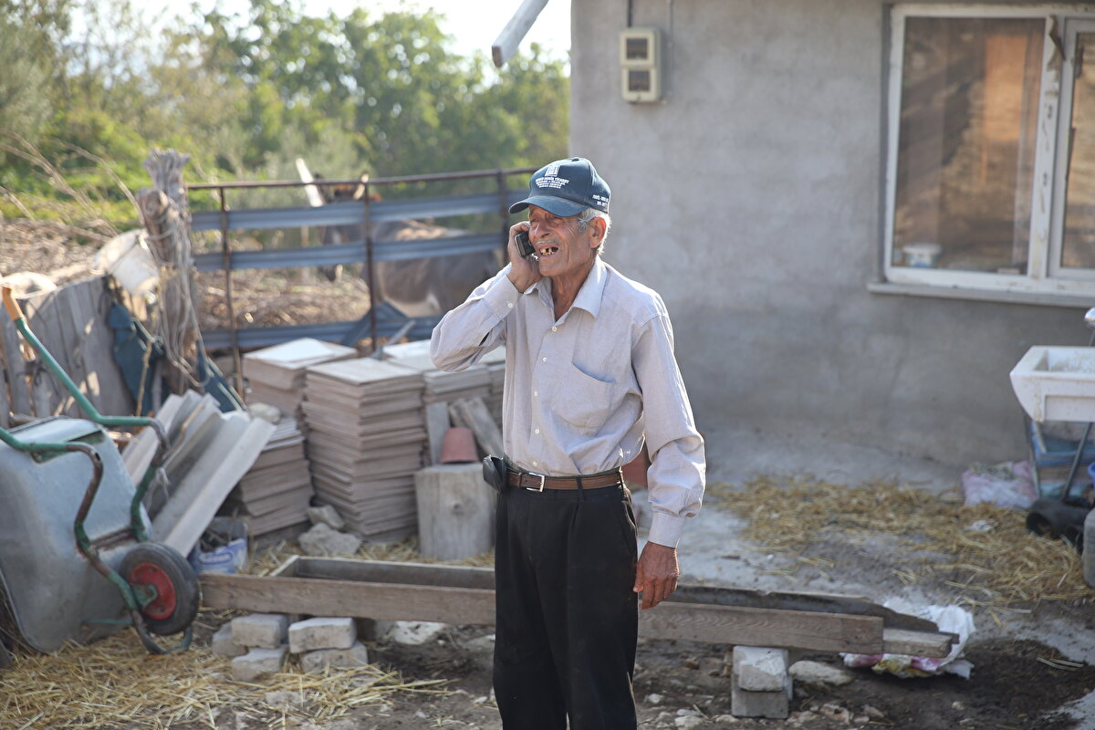 levlerin köylerine geldiğini ve birkaç binaya zarar verdiğini belirten Karaduman, şöyle konuştu:<br><br>"Alevler iki taraftan köyümüzü sardı. Hayvanlarımızı açık alana götürdük, yoksa yanacaklardı. Yakınlarımızda birçok yere sıçradı. Yangın evimizin yakınlarına kadar gelmiş fakat ekipler söndürmüş. 50-60 tane hayvanımız var çok şükür onları kurtardık, bir şey olmadı. Ekipler iyi çalışıyor, sabaha kadar burada durdular. Köyümüz tahliye oldu ama ben burada hayvanlarımın başında kaldım, sabaha kadar uyumadım. Hayvanlarım yanar diye hep burada oturdum. Hayvanlarımız da can taşıyor, onlar da bizim için önemli. Onlar benim hayatım. Onları aldık, buradan kaçtık. Evlerimizi geride bıraktık ama bereket versin kurtarılmış."<br><br>Karaduman, kendisini telefonla arayan yakınlarına da durumları hakkında bilgi verdi.