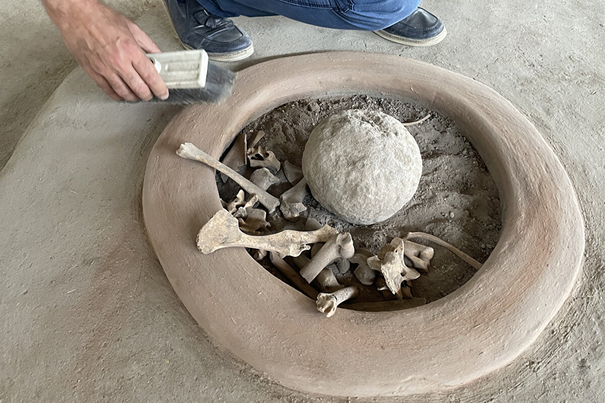 Güllenin 13. yüzyıl tarihçisi İbni Bibi'nin Farsça Muhtasar Selçuknamesi'nde bahsettiği, 1234 yılında Selçuklu Sultanı Alaaddin Keykubad'ın kaleyi kuşatması esnasında askerler tarafından atılan ve sarayın mutfağına düşerek tandırda pişen kuzuyu deviren mancınık güllesi olabileceğini anlatan Aytaç, şöyle devam etti:br>br>