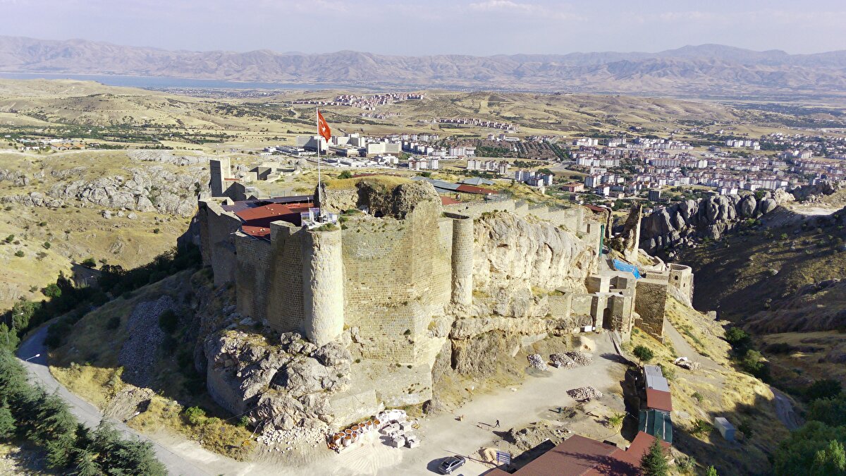 Tamamlanan arkeolojik kazı çalışmaları sonucu yaklaşık 1000 yıllık olduğu tahmin edilen saray mutfağında, 8 tandır ile çoğu kırık halde sırlı servis tabağı, çömlekler ile mancınık güllesi gün yüzüne çıkarıldı.br>br>