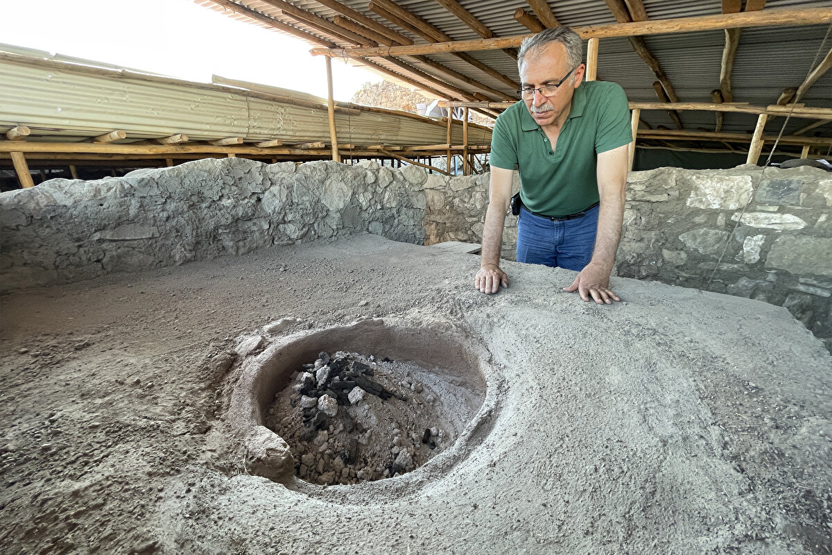 Bu bakımdan mutfağın alt katmanlarının daha da eski olabileceğini vurgulayan Aytaç, restorasyon çalışmalarının tamamlanmasının ardından saray mutfağını ve mancınık taşını hikayesini de anlatan bir yazıtla turizme kazandıracaklarını sözlerine ekledi.br>br>