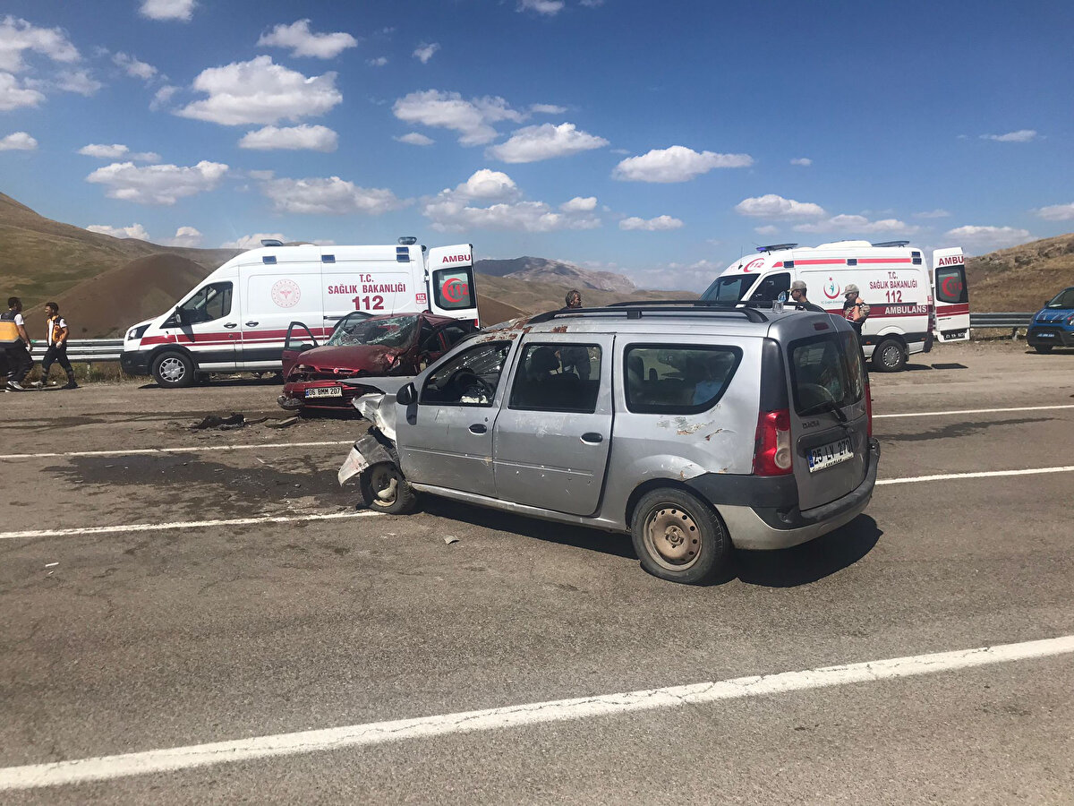 Kazada, sürücüler ile 9 kişi yaralandı.<br><br><br>