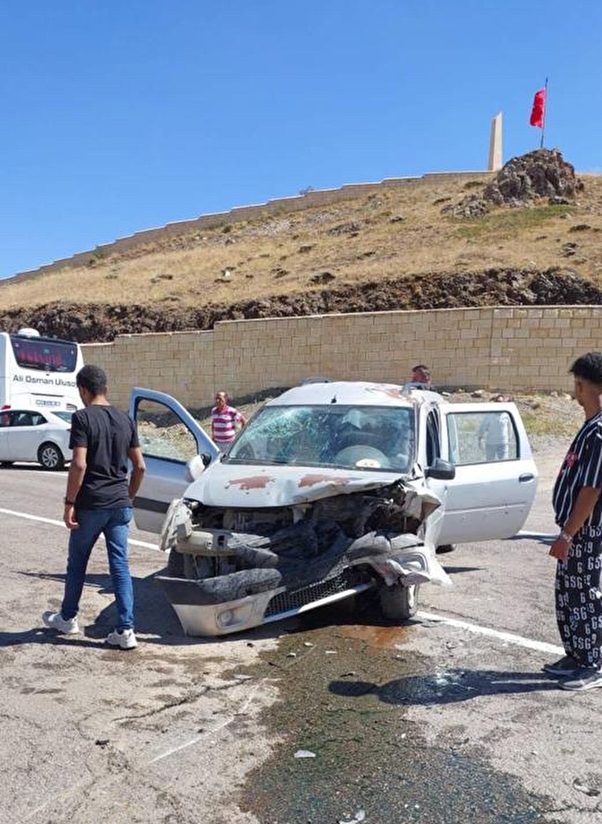 Durumu ağır olan yaralılardan 1'i ambulans helikopterle Erzurum'daki hastaneye ulaştırıldı.