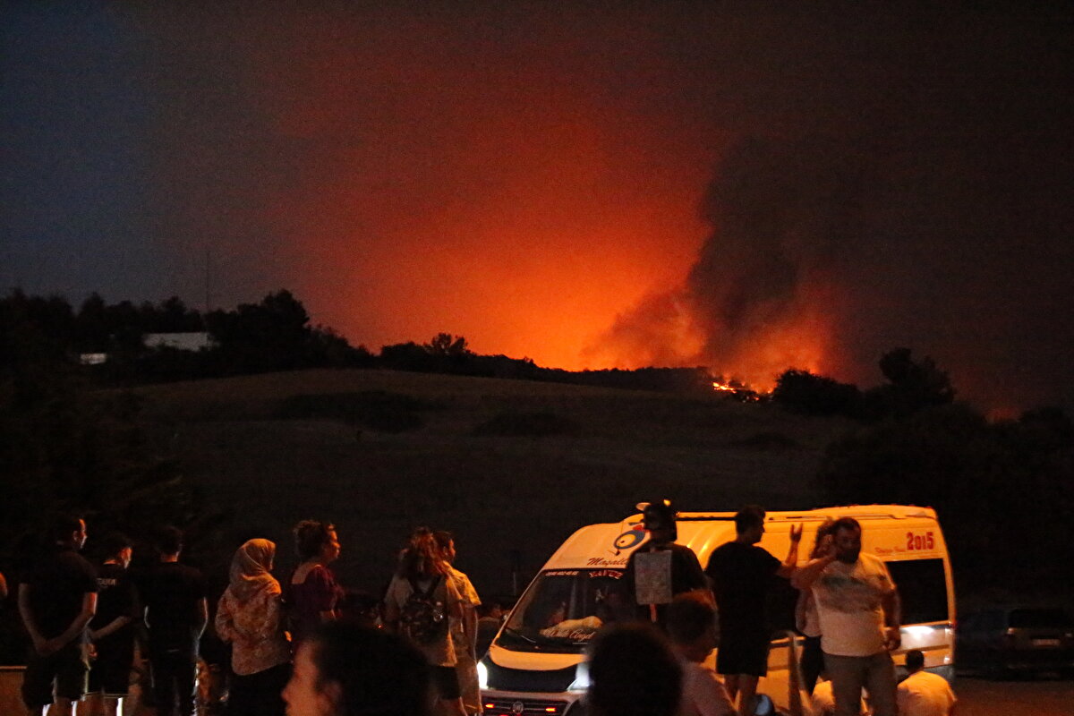 Çanakkale Onsekiz Mart Üniversitesi Rektörü Erenoğlu, “Üniversite kampüsü tedbiren tahliye edildi. Şu anda alevler kampüse ulaşmadı. Kampüste şu anda teknik ekip bulunuyor. Hem KYK ve hem özel yurtlar tahliye edildi. Öğrenciler şehir içindeki diğer yurtlara ve otellere yerleştirildi.” dedi.<br><br>