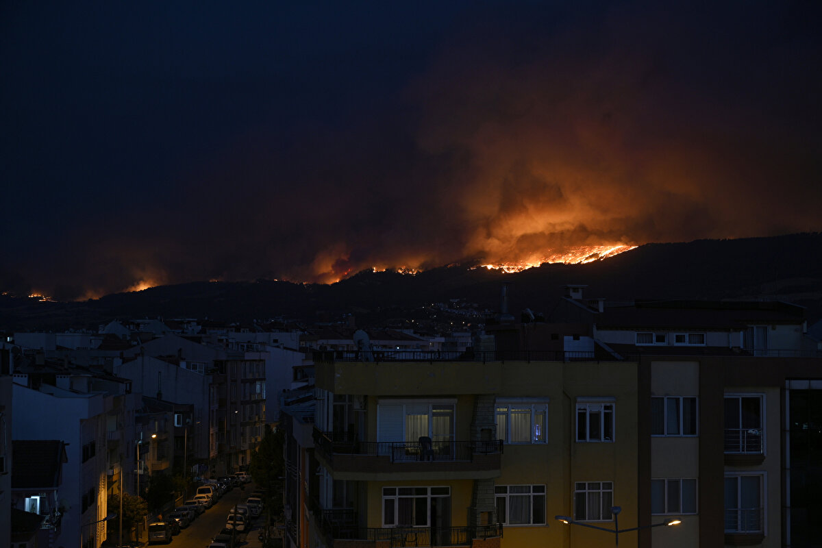 Gece saatlerinde yerleşim yerlerini de tehdit eden alevler son bilgilere göre ormanlık alanda etkili oluyor.<br><br>