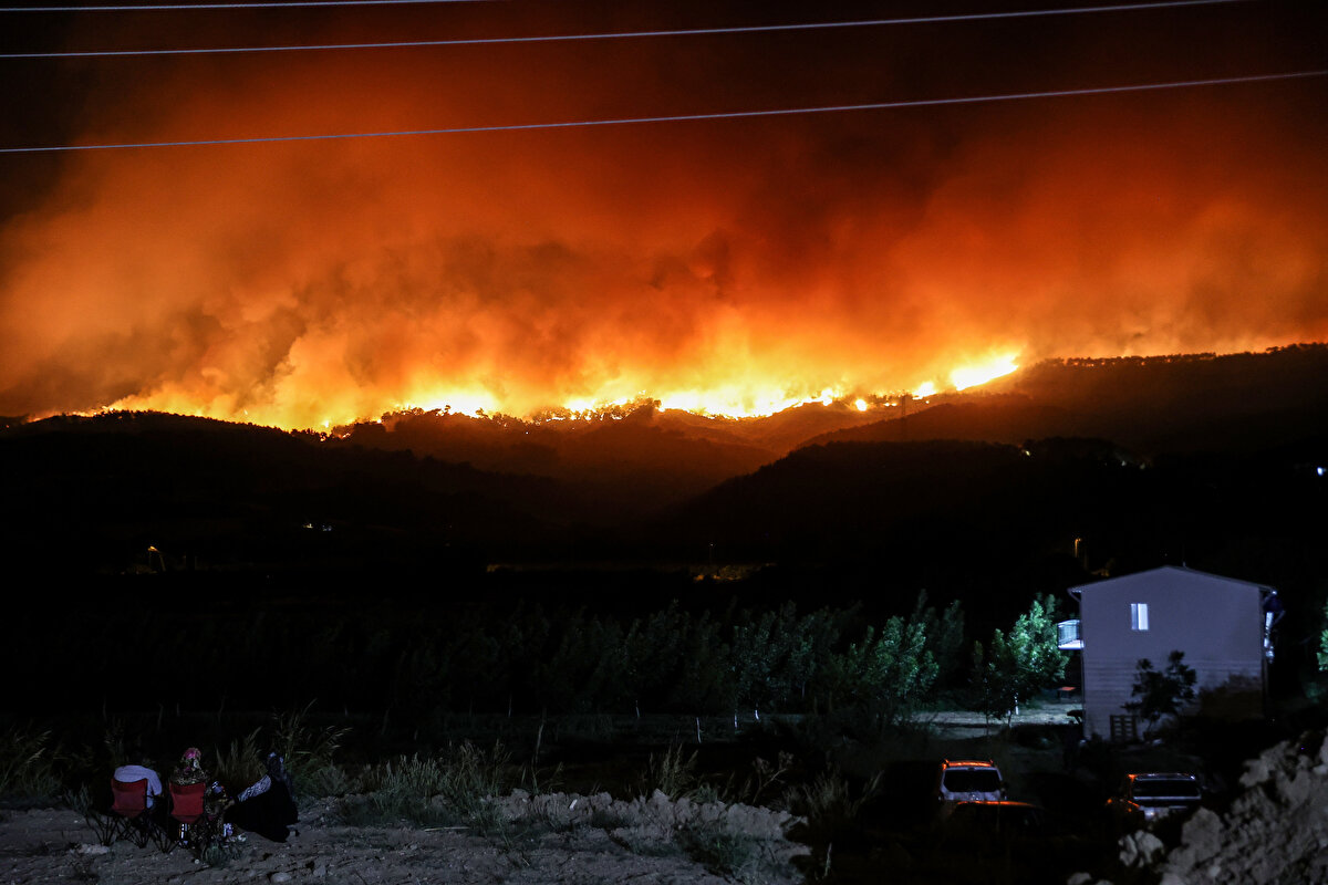 DUMANDAN ETKİLENEN 48 KİŞİ TEDAVİ EDİLİYOR<br>Bakan Yerlikaya, yangında 54 kişinin dumandan etkilendiğini, 48 vatandaşın ise tedavisine devam edildiği bilgisini paylaştı.