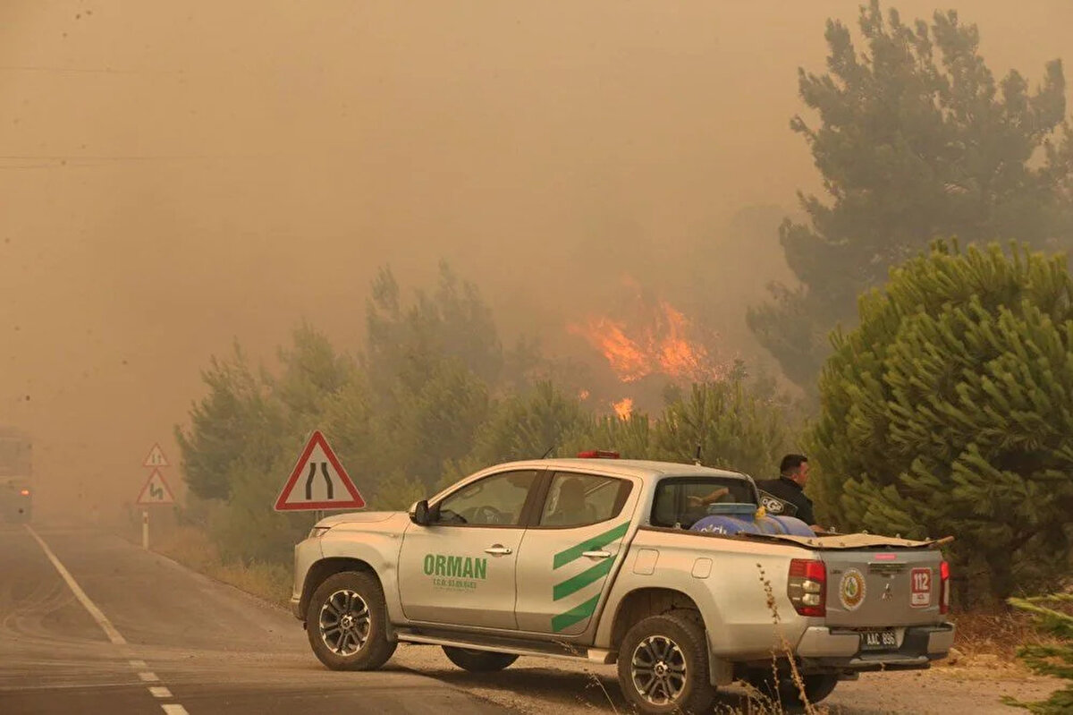 Tedbir amaçlı tahliye edilen köydeki çok sayıda ev de alevlere teslim oldu.<br><br>