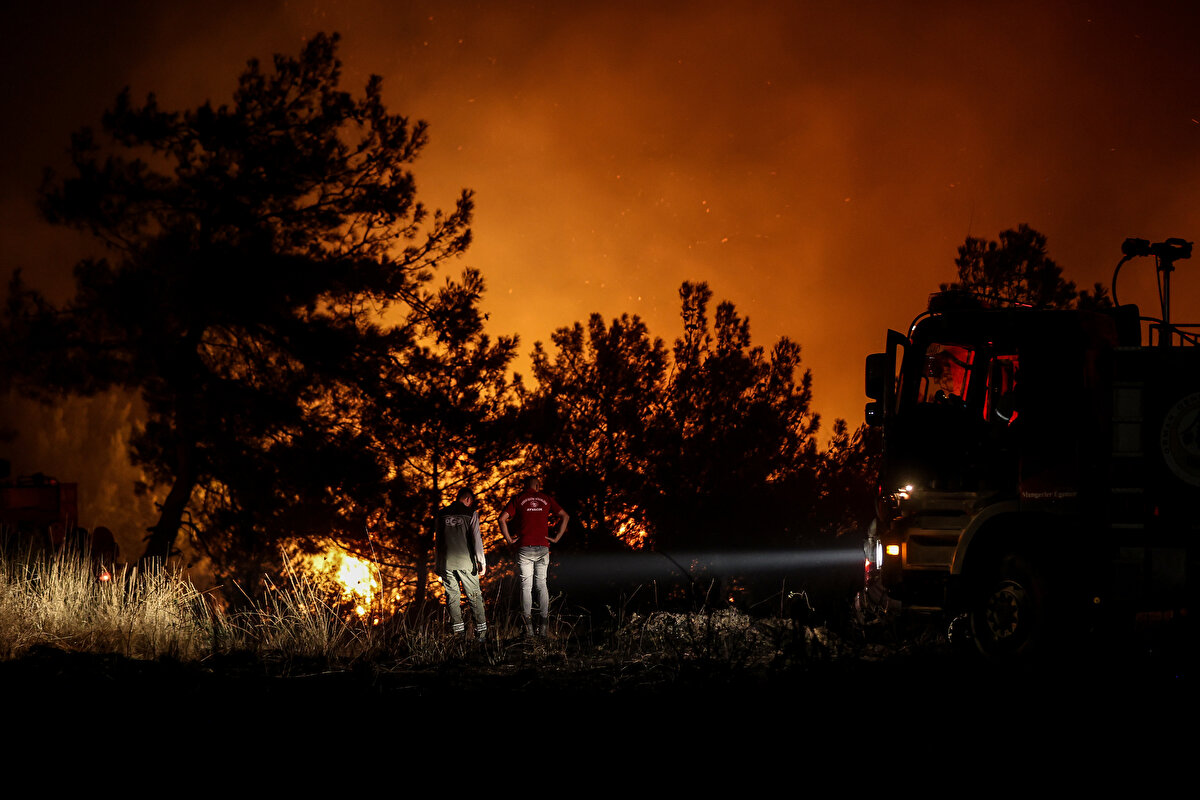 9 KÖY BOŞALTILDI<br>Sosyal medya hesabından yaptığı paylaşımda, orman yangınına müdahale çalışmalarının aralıksız devam ettiğini belirten Yerlikaya, şunları kaydetti:<br><br>"Kayadere, Damyeri (Fevzi Çakmak Mahallesi), Yağcılar, Ulupınar, Belen, Kalabaklı, Aşağıokçular, Kızılcaören ve Taşlıtarla köylerinden 1251 vatandaşımız tedbir amaçlı tahliye edilmiştir. Sarıcaeli köyü yaşlı bakımevinden 45 vatandaşımız tahliye edilerek Terzioğlu KYK yurduna yerleştirilmiştir. Tedbir amaçlı Çanakkale-Çan kara yolu sivil araç trafiğine kapatılmıştır. Çanakkale Boğazı tek taraflı deniz ulaşımına açılmıştır. Lütfen, orman yangınları ve bu bölgelerdeki yardım ihtiyacıyla ilgili olarak AFAD tarafından yapılan paylaşımlara itibar edelim."