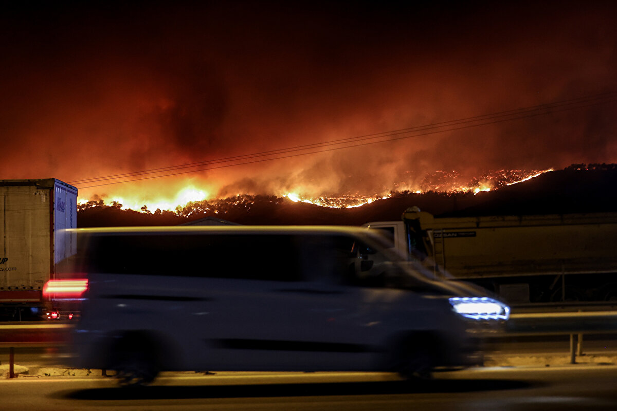 İçişleri Bakanı Ali Yerlikaya, Çanakkale'deki orman yangınıyla mücadele kapsamında 8 uçak, 26 helikopter, 240 arazöz, 71 su tankeri ve 173 iş makinesinin bölgeye gönderildiğini, 9 köyden 1251 vatandaşın tedbir amaçlı tahliye edildiğini duyurdu.<br><br>