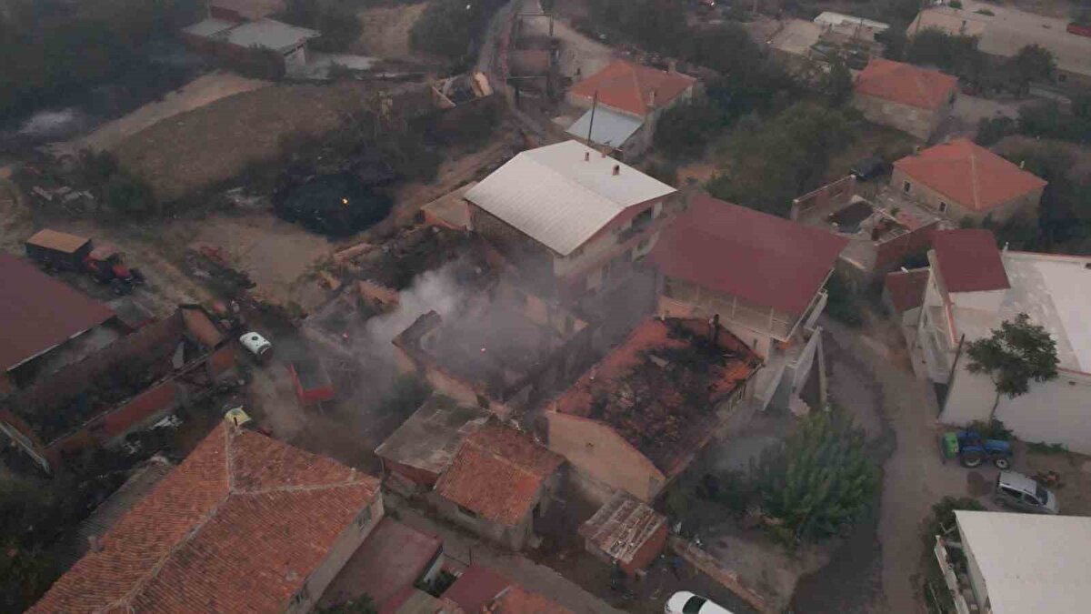 İçişleri Bakanı Ali Yerlikaya da şunları kaydetti: "Kayadere, Damyeri (Fevzi Çakmak Mahallesi), Yağcılar, Ulupınar, Belen, Kalabaklı, Aşağıokçular, Kızılcaören ve Taşlıtarla köylerinden 1251 vatandaşımız tedbir amaçlı tahliye edilmiştir. Sarıcaeli köyü yaşlı bakımevinden 45 vatandaşımız tahliye edilerek Terzioğlu KYK yurduna yerleştirilmiştir. Tedbir amaçlı Çanakkale-Çan kara yolu sivil araç trafiğine kapatılmıştır. Çanakkale Boğazı tek taraflı deniz ulaşımına açılmıştır. Lütfen, orman yangınları ve bu bölgelerdeki yardım ihtiyacıyla ilgili olarak AFAD tarafından yapılan paylaşımlara itibar edelim."<br><br>