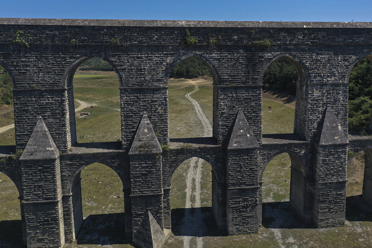 Melen ve Yeşilçay'dan bu yıl alınan su miktarı 516,95 milyon metreküp olarak gerçekleşirken içme suyu arıtma tesislerinden bu yıl kente verilen su miktarı ise 709,01 milyon metreküp oldu.<br><br>