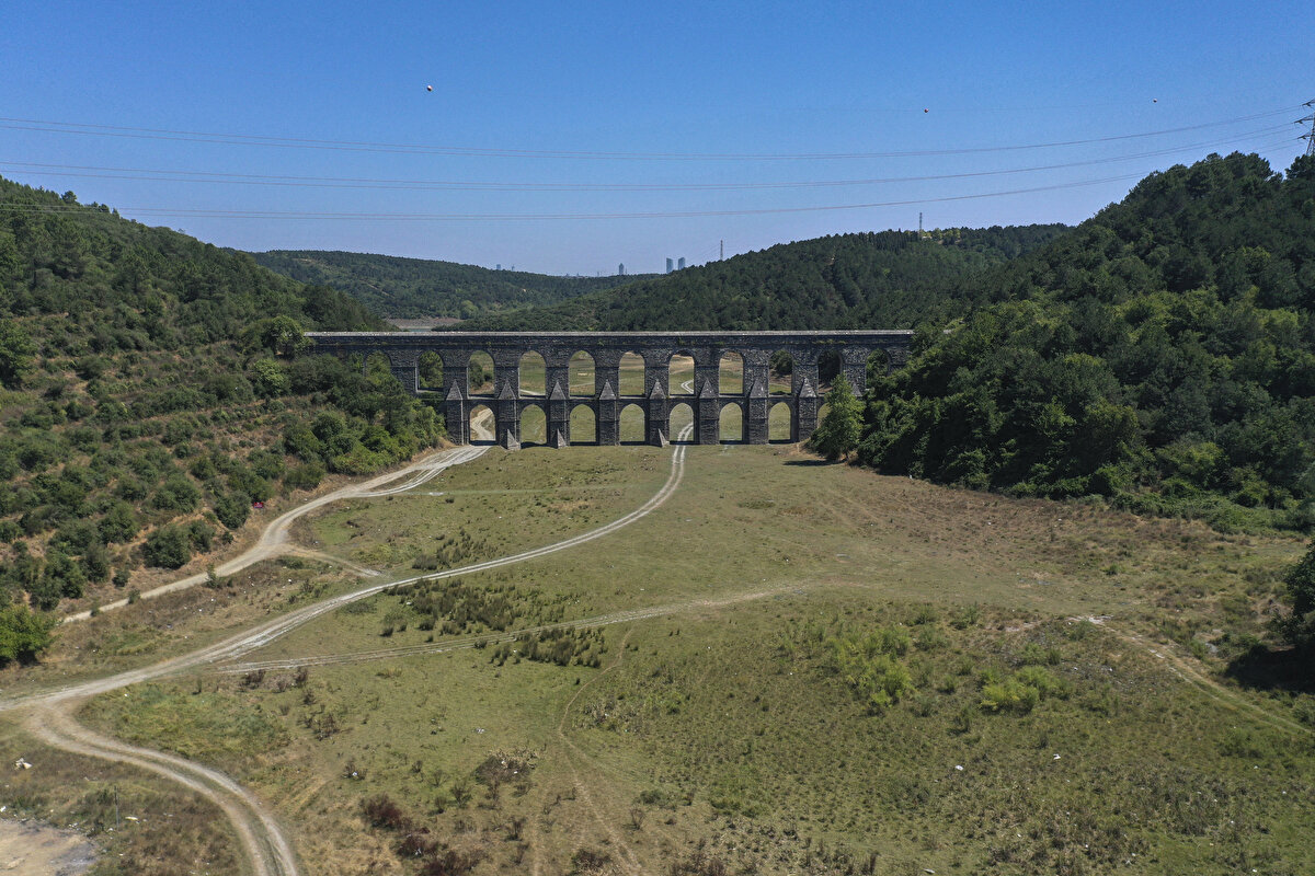 Barajda yer alan Mağlova Kemeri'nin bulunduğu bölümde ise suların tamamına yakını çekildi.<br><br>