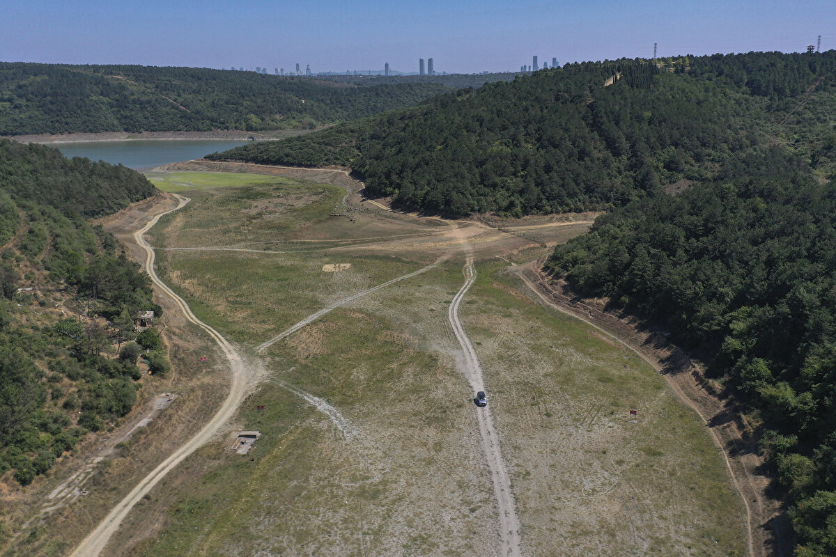 Barajların doluluk oranları<br><br>Kente su sağlayan diğer barajların doluluk oranları bugün Terkos'ta yüzde 17,78, Elmalı'da yüzde 22,01, Darlık'ta yüzde 46,39, Ömerli'de yüzde 64,97, Büyükçekmece'de yüzde 11,12, Sazlıdere'de yüzde 15,58, Istrancalar'da yüzde 17,94, Kazandere'de yüzde 9,45, Pabuçdere'de ise yüzde 4,26 olarak ölçüldü.<br><br>