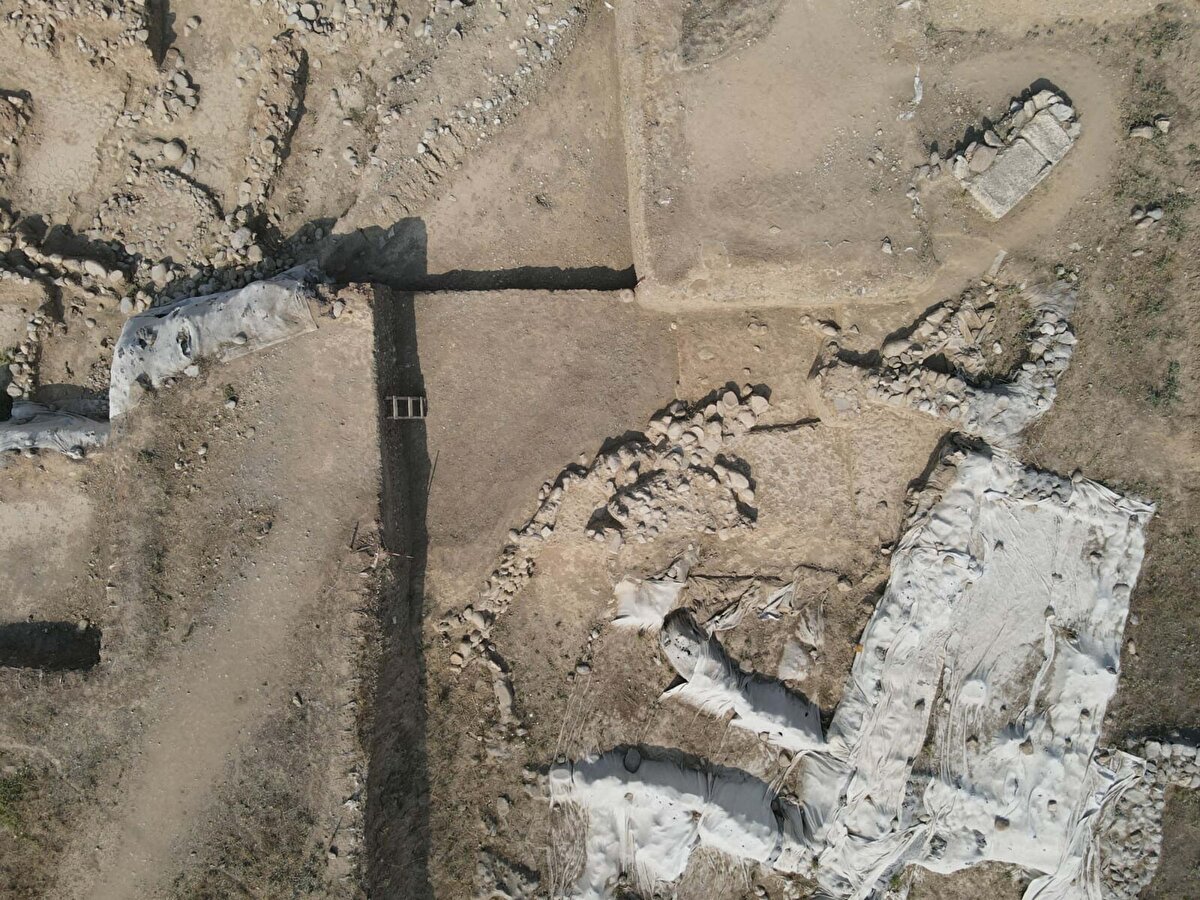 Yeşilova Höyüğü'ndeki yeni kazılarda, 8 bin 200 yıl öncesine ait tarihin ilk su kanallarından biri bulundu. Kenti ilk sakinlerinin elleriyle dereyi yönlendirerek, suyu ayaklarına kadar getirdiği ortaya çıktı.<br>