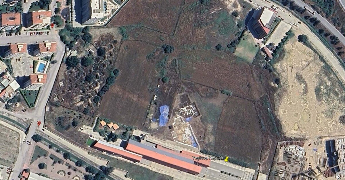 Kültür ve Turizm Bakanlığı, İzmir Büyükşehir Belediyesi, Bornova Belediyesi ve Ege Üniversitesi'nin desteğiyle Yeşilova ve Yassıtepe höyüklerindeki yürütülen kazılarda yeni sezon çalışmaları sürüyor. Geçmiş kazılarda üst üste 9 köyün gün yüzüne çıkarıldığı, tarihi 8 bin 500 yıl öncesine kadar uzanan kentteki binlerce yıl öncesine ait çipura, öldürücü tür olan zehirli vatoz, deniz kestanesi, istiridye ve midye gibi birçok kalıntıdan ilk İzmirlilerin de bugünün kent sakinleri gibi başta midye olmak üzere deniz ürünlerini tükettiği tespit edildi.