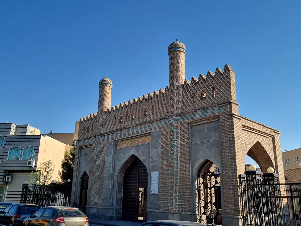 1647'de Tebriz'i ziyaret ettiğini aktaran Evliya Çelebi, şehirde o dönem 6 kapı bulunduğundan bahseder. Ayrıca 14. yüzyılda Hamdullah Mustofi'nin kaleme aldığı "Nuzhetu'l-Kulûb" ile Şerefuddin Abdullah Şirazi'nin "Tarihu'l-Vesâf" kitapları da Tebriz'in kapılarına vurgu yapmaktadır.