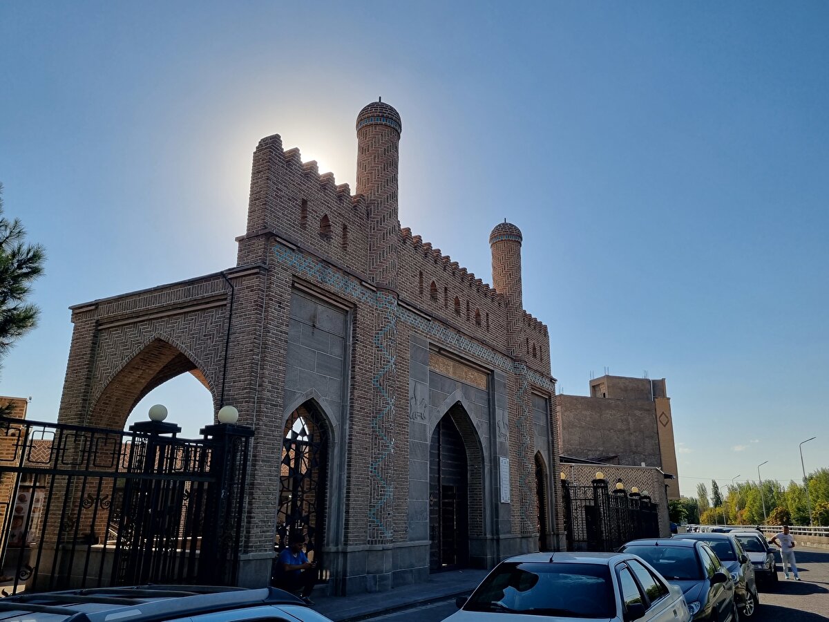 Biri geniş üç girişi ve iki minaresi bulunan İstanbul Kapısı, Emir Kızı Mahallesi'ndeki tarihî Settar Han'ın evinin bulunduğu Ayrançılar Sokağı'nda yer almaktadır. Bu bölge İran'da 1905-1907 yıllarındaki Meşrutiyet Devrimi döneminde meşrutiyet yanlıları ve devlet güçleri arasındaki çatışmalara sahne olmuştur.