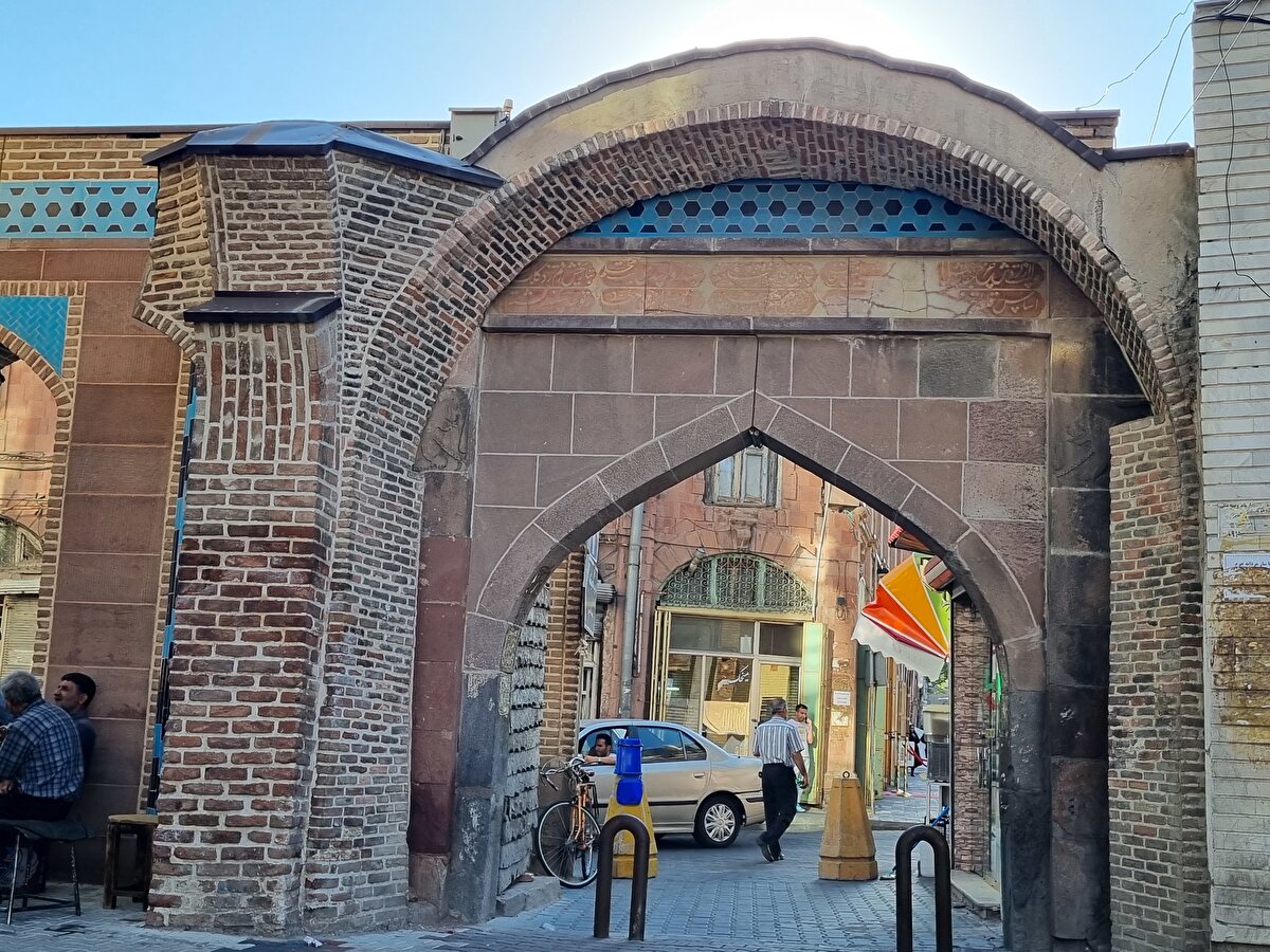 Harezmşahlar, İlhanlılar, Karakoyunlular, Akkoyunlular, Safevîler gibi birçok devlete başkentlik yapan Tebriz, Kaçarlar döneminde de İran'ın ikinci başkentiydi. Aynı zamanda ticaret merkezi olarak öne çıkan şehir, geçmişte İran'ın Avrupa ve Kafkasya'ya açılan kapısıydı.