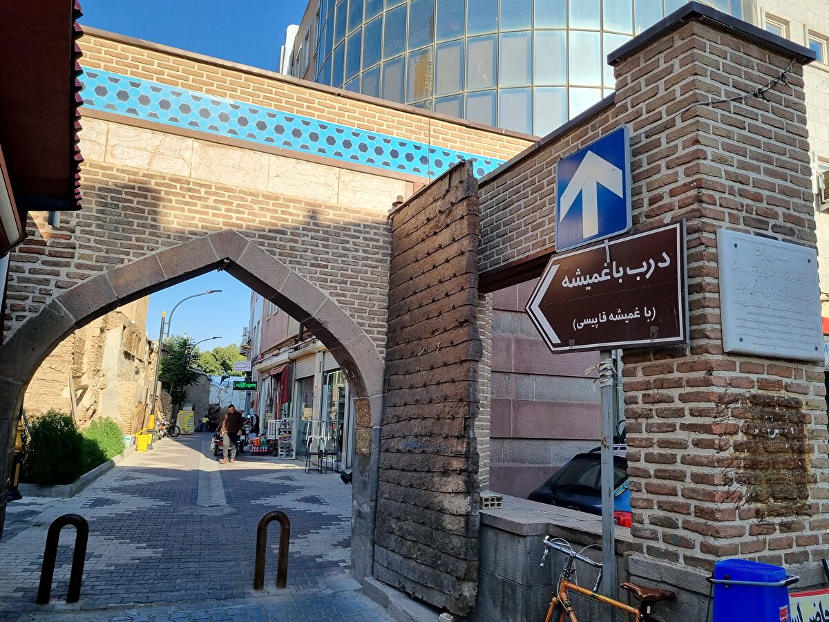 Kentin en önemli kapısı; Bizans, Anadolu, Osmanlı İmparatorluğu ve tabii ki İstanbul yolunda olduğu için uzun yıllar boyunca bölgenin "dünyaya açılan penceresi" olarak görülen İstanbul Kapısı'dır.