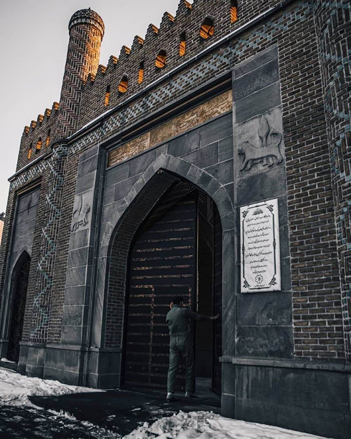 Tebriz'de İstanbul Kapısı dışında Gecil, Deveçi, Bağmişe, Nuber, Hiyavan, Miyar Miyar ve Surhab adında 7 tarihî kapı bulunuyor.