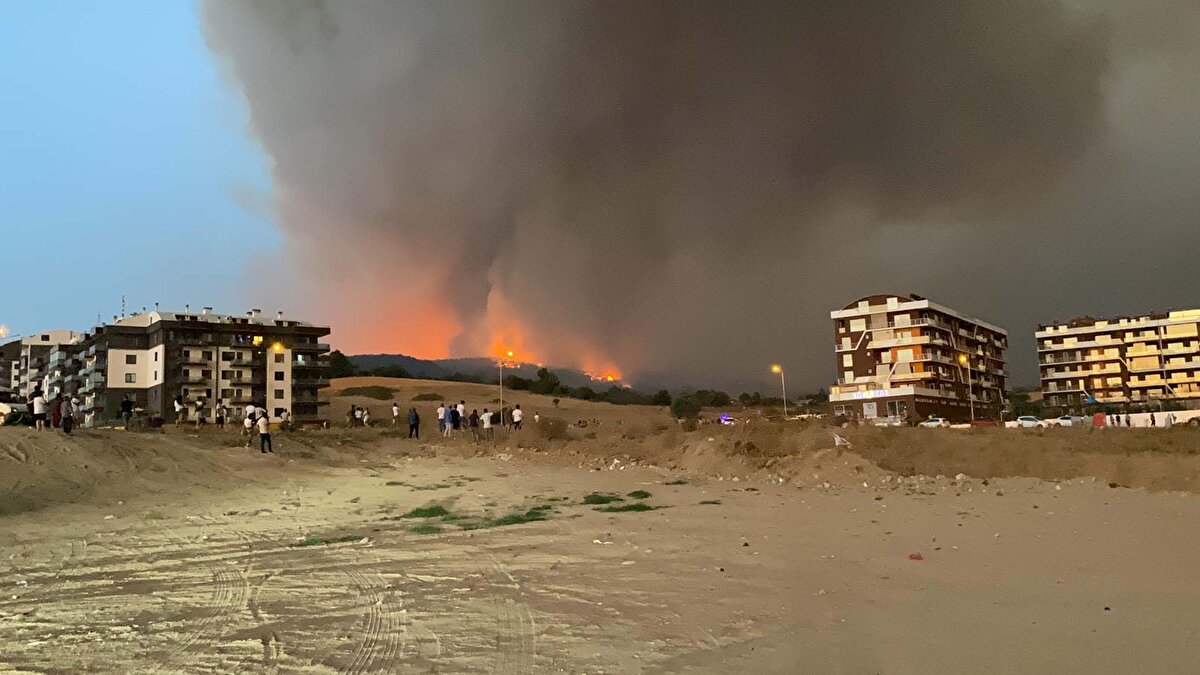 Gece boyunca 4 gece görüşlü yangın söndürme helikopteri ve çok sayıda orman işçisiyle alevlerle müdahale edildi.