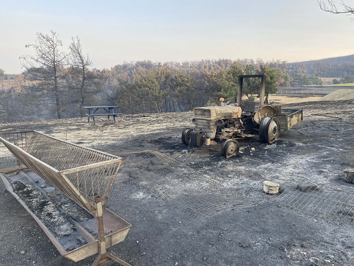 BOĞAZDA TRAFİK ASKIYA ALINDI<br>Hava araçlarının denizden su alabilmesi için dün akşam saatlerinde tek yönlü trafiğe açılan Çanakkale Boğazı'nda gemi trafiği saat 03.00 itibariyle geçici olarak çift yönlü askıya alındı.