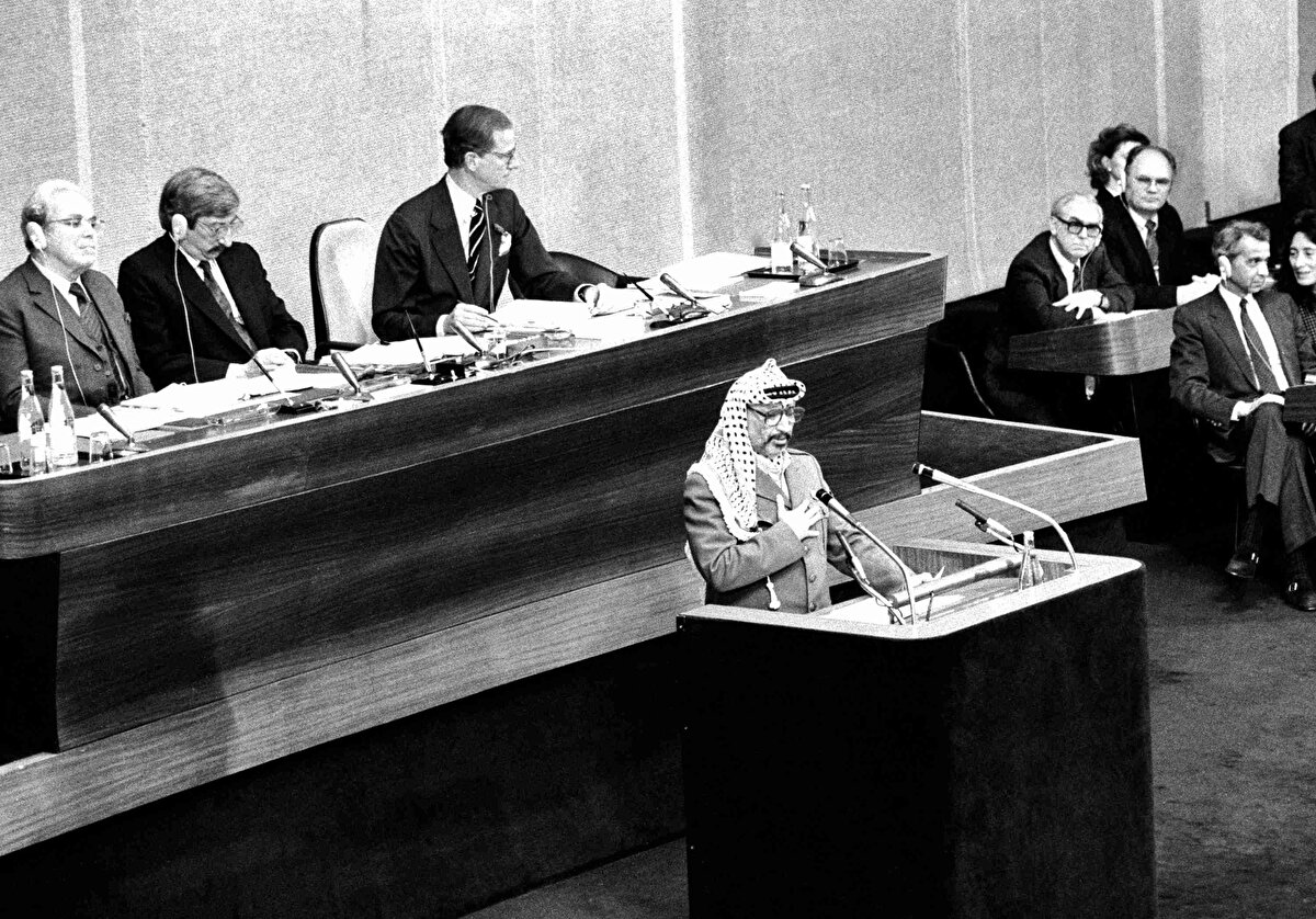 Arafat’ın Filistin mücadelesindeki en kritik dönüm noktalarından biri belki de İsrail'i tanıma kararı oldu. Birleşmiş Milletler Genel Kurulu’nda 1988'de yaptığı konuşmada Arafat, FKÖ'nün İsrail'in "var olma hakkını tanıdığını" ilân etti. Bu adımı, Filistinli gruplar arasında farklı tepkilere yol açsa da ABD'nin Arafat'a ve hareketine yönelik algısını olumlu yönde değiştirdi. Filistin Merkez Konseyi 1989'da Arafat'ı, Filistin Devlet Başkanı ilân etti.