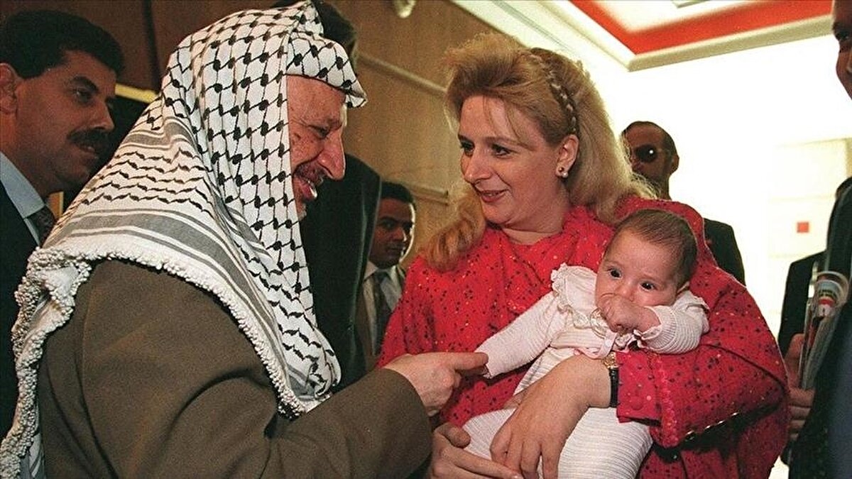 1990 yılının yazına gelindiğinde ise Arafat’ın özel hayatında önemli bir olay yaşanacaktı. 61 yaşındaki lider gönlünü 27 yaşındaki genç ve güzel asistanına kaptırmıştı. Daha önce hiç evlenmeyen ve sadece bir kez nişanlı kalmış olan Arafat, Süha isimli bir Filistinli ile evlendi. 66 yaşında baba olan Arafat, kızına annesi Zahva’nın adını verecekti.